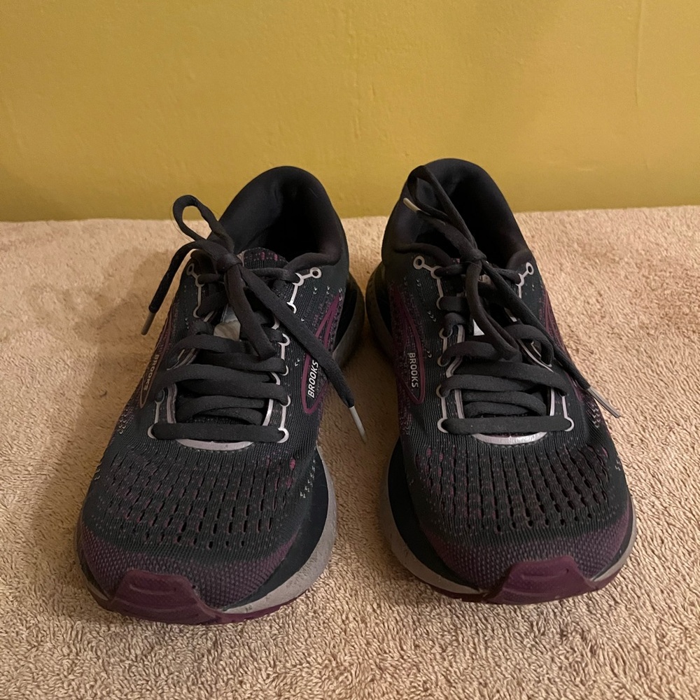 Brooks Women Gray and Purple Athletic Shoes Size 7